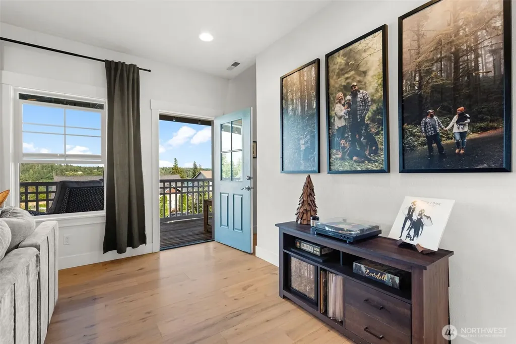 41 E Blackwell Street Allyn WA 98524