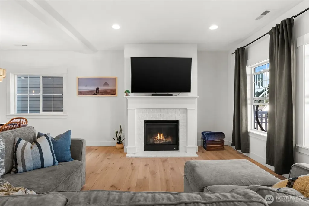 41 E Blackwell Street Allyn WA 98524