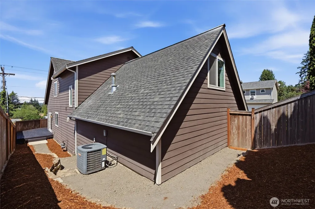 1601 NE Sarai Court Bremerton WA 98310