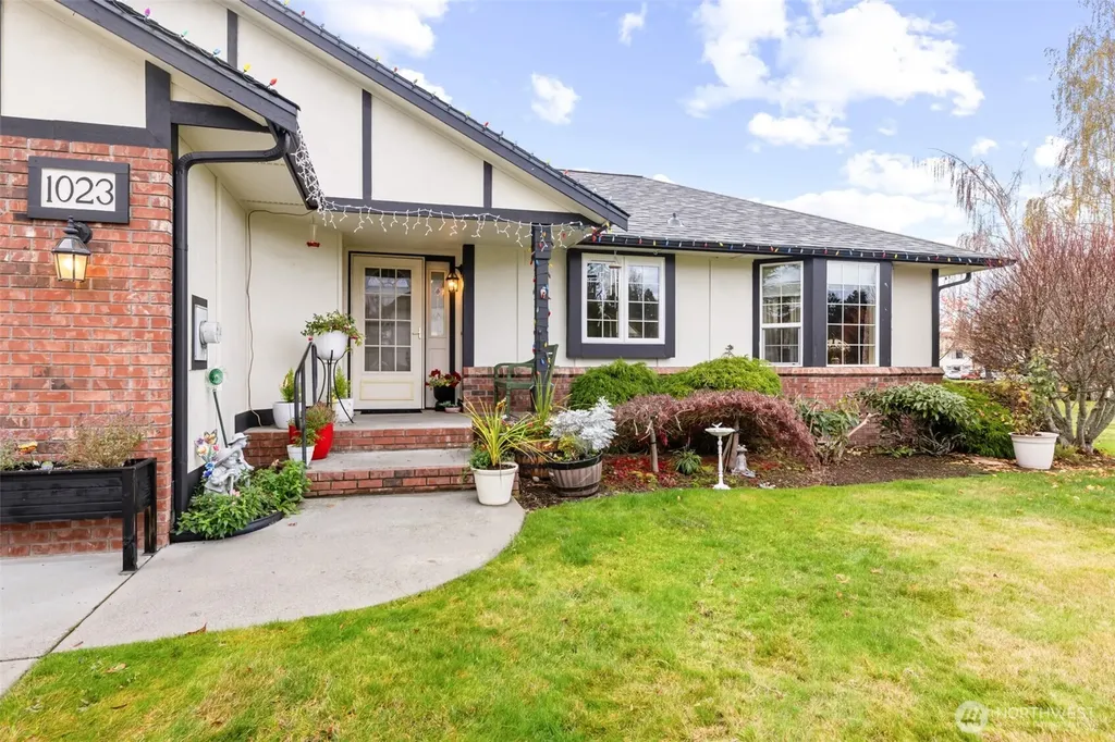 1023 Littlejohn Way Sequim WA 98382