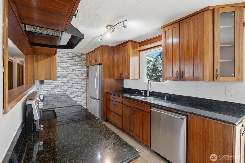1527 Crestview Drive Bremerton WA 98312