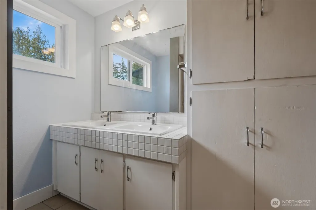 1527 Crestview Drive Bremerton WA 98312