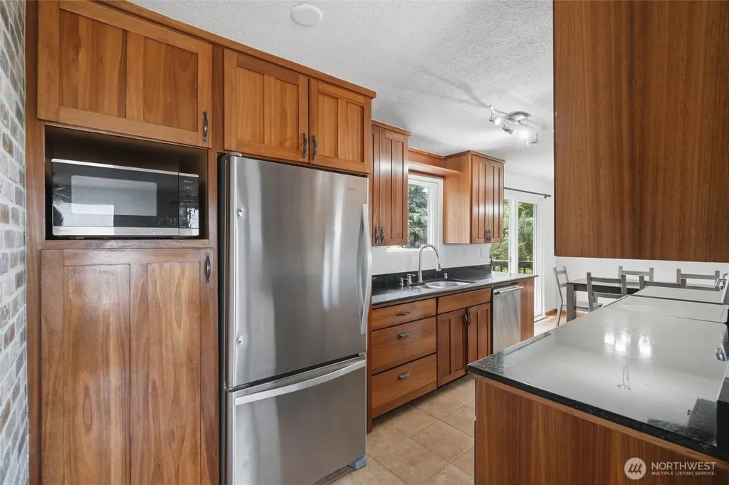 1527 Crestview Drive Bremerton WA 98312