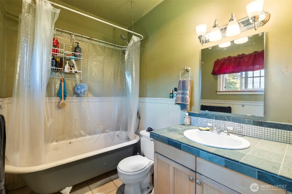 1208 W Pear Street Centralia WA 98531