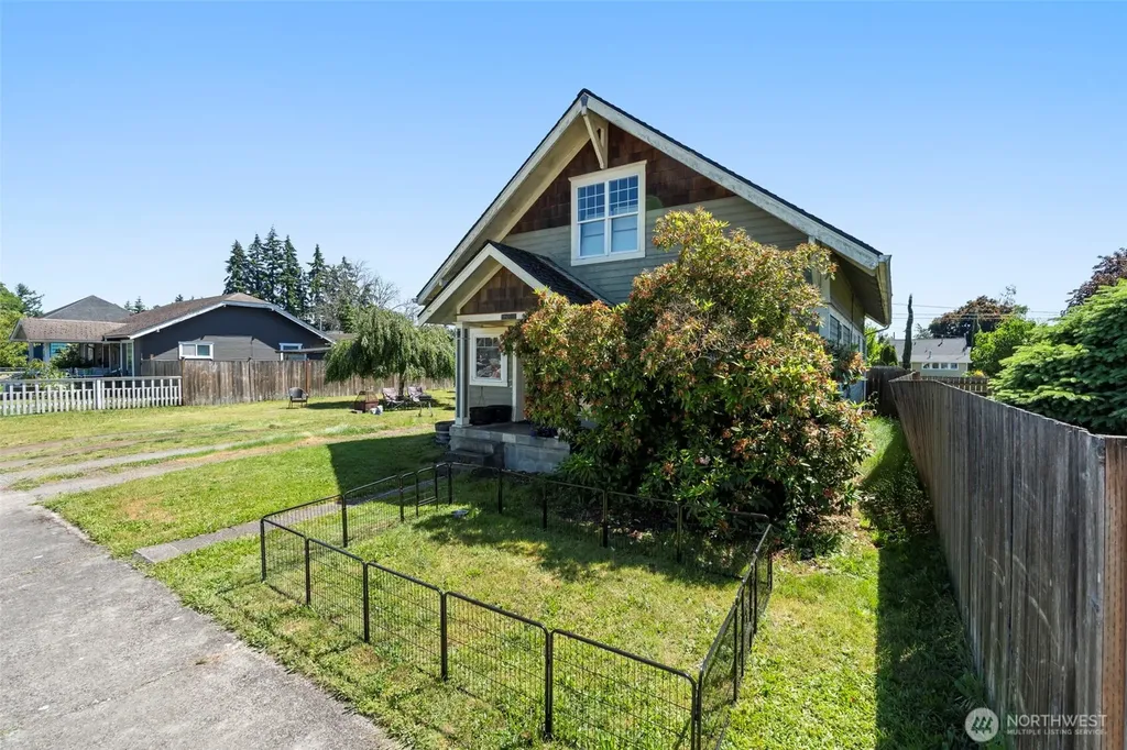 1208 W Pear Street Centralia WA 98531