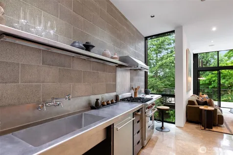 1701 33rd Avenue Seattle WA 98122
