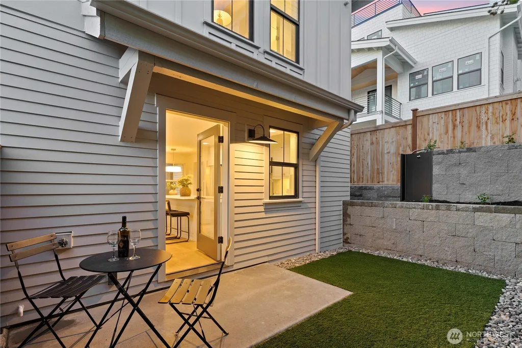 3245 13th Avenue W Seattle WA 98119