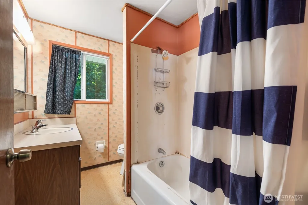 535 Surfcrest Place NE Poulsbo WA 98370