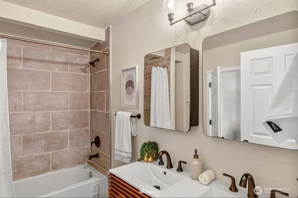 238 Meadow N Renton WA 98057