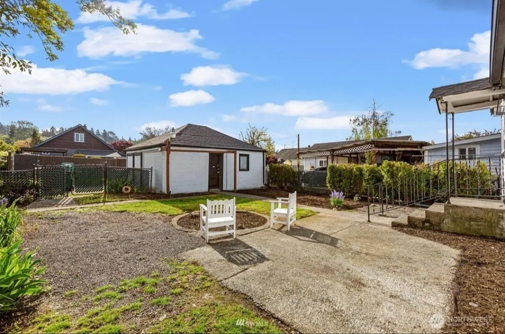 238 Meadow N Renton WA 98057