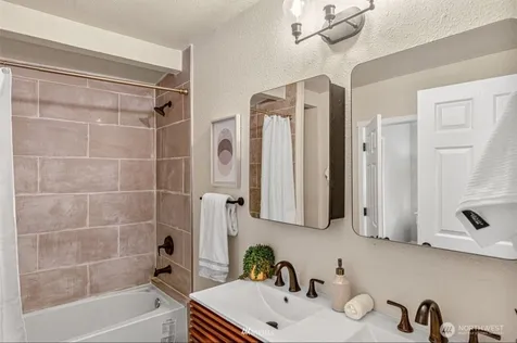 238 Meadow N Renton WA 98057