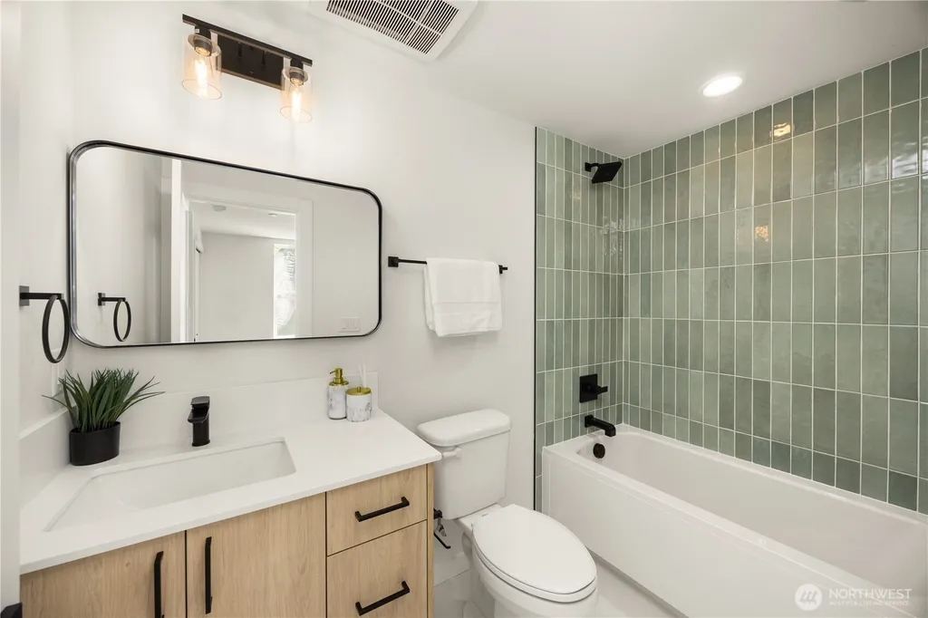 3852 Carr Place N Seattle WA 98103