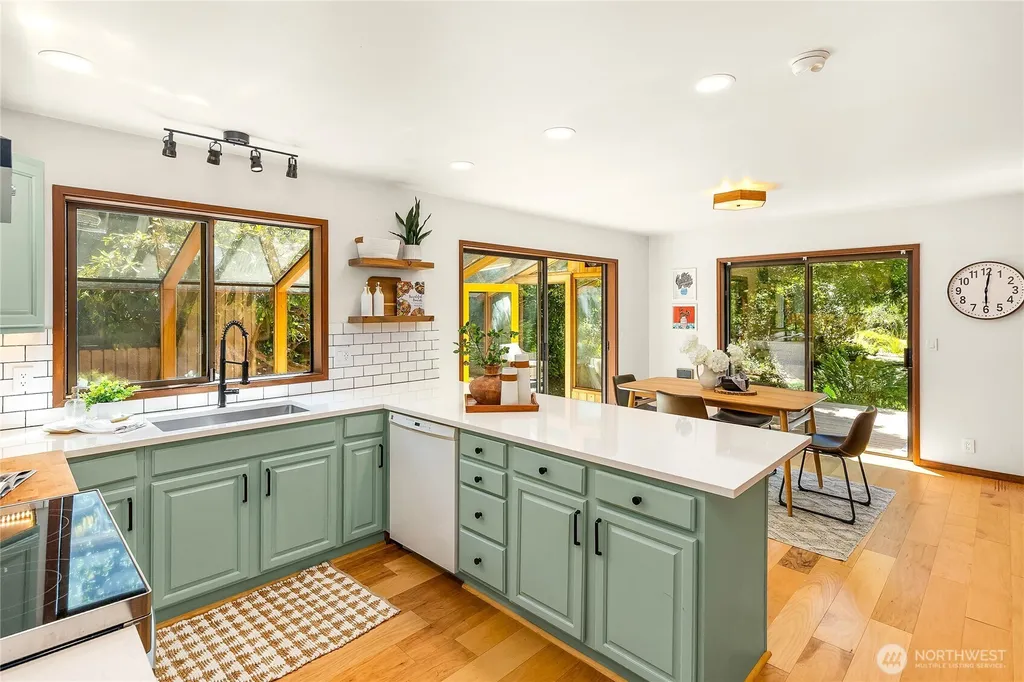 676 Park Avenue NE Bainbridge Island WA 98110