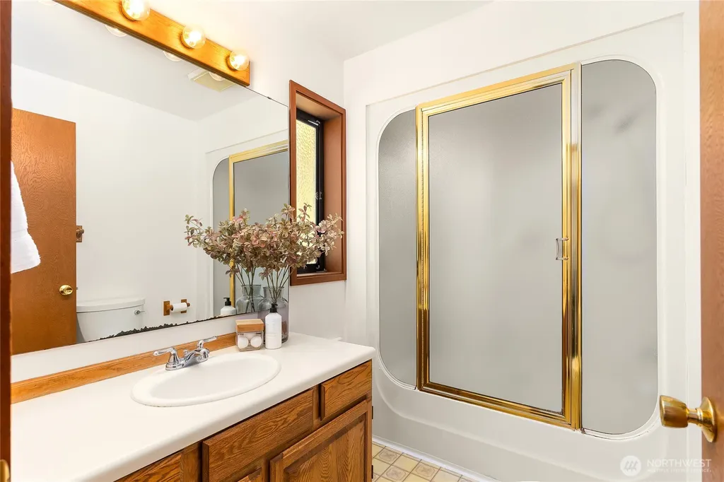 676 Park Avenue NE Bainbridge Island WA 98110