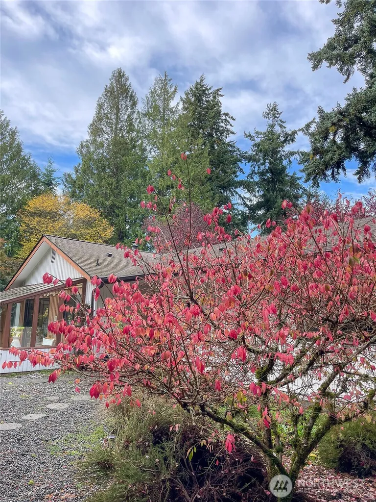 676 Park Avenue NE Bainbridge Island WA 98110