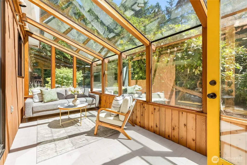 676 Park Avenue NE Bainbridge Island WA 98110