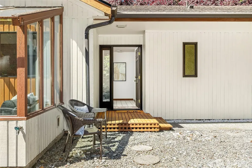 676 Park Avenue NE Bainbridge Island WA 98110
