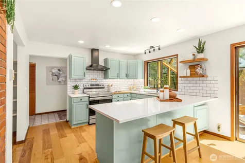 676 Park Avenue NE Bainbridge Island WA 98110