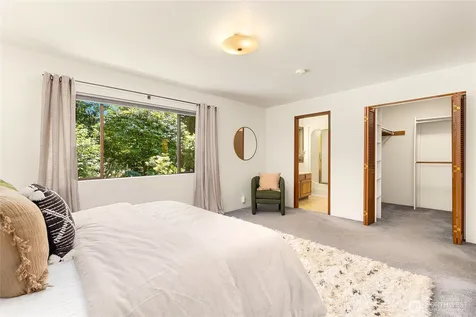 676 Park Avenue NE Bainbridge Island WA 98110