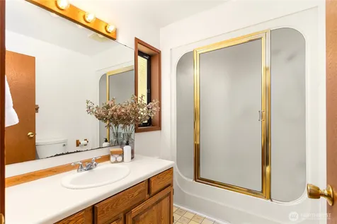 676 Park Avenue NE Bainbridge Island WA 98110