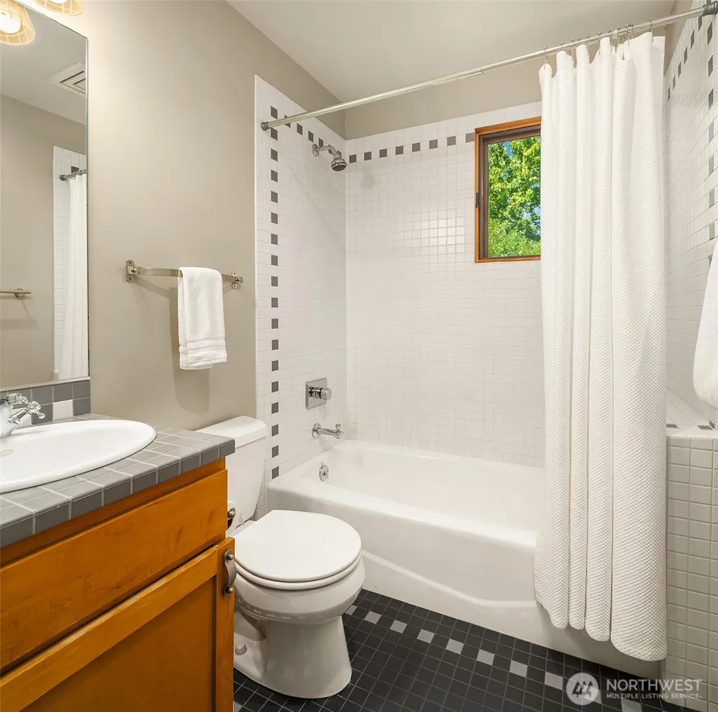 3824 Evanston Avenue N Seattle WA 98103