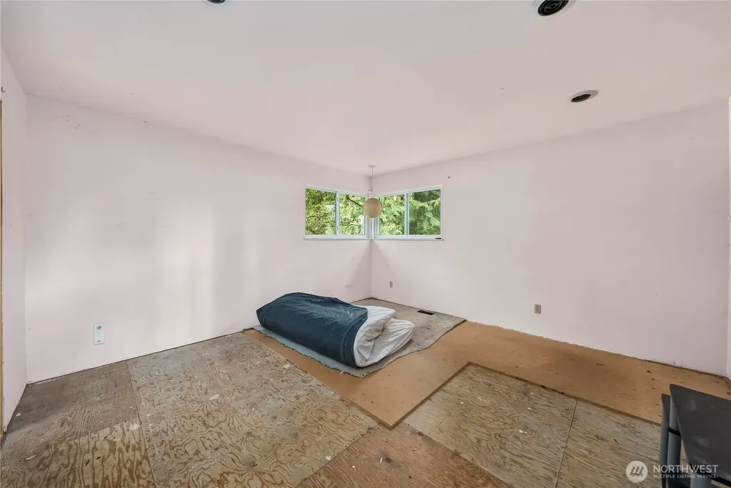 16030 33rd Avenue NE Lake Forest Park WA 98155