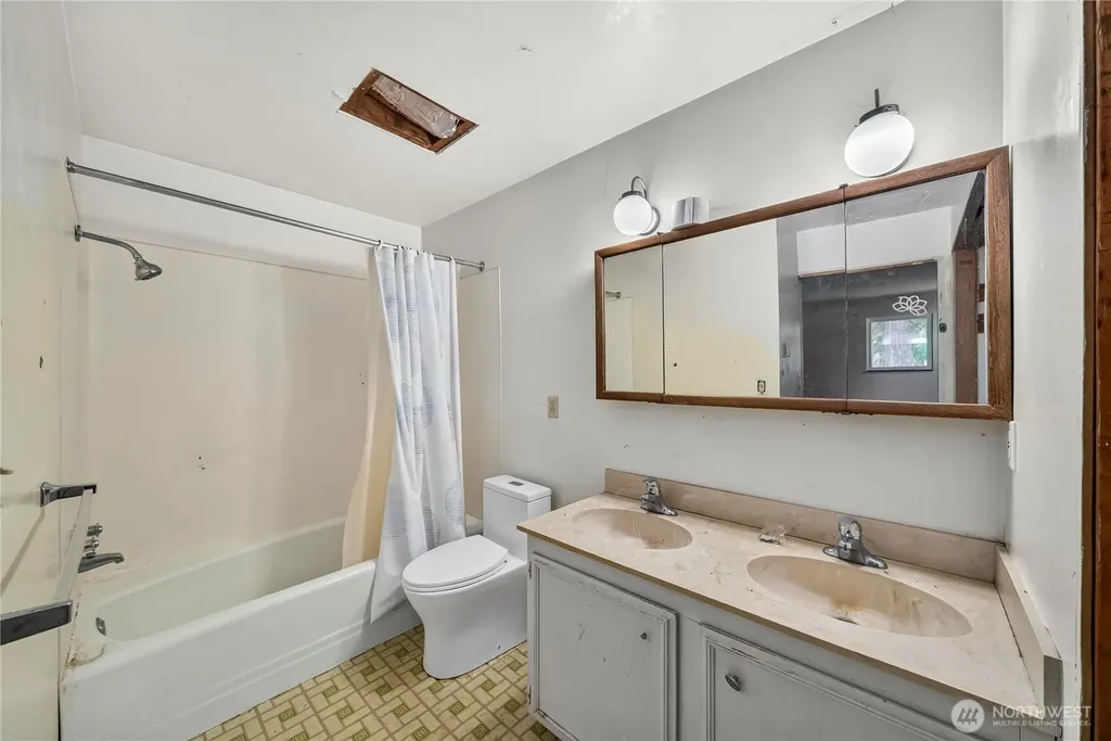 16030 33rd Avenue NE Lake Forest Park WA 98155