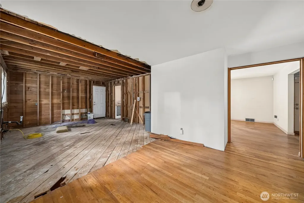 16030 33rd Avenue NE Lake Forest Park WA 98155