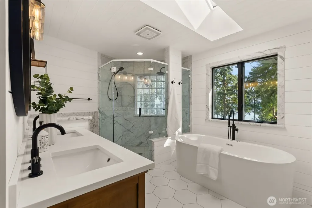 1108 7th Court Fox Island WA 98333