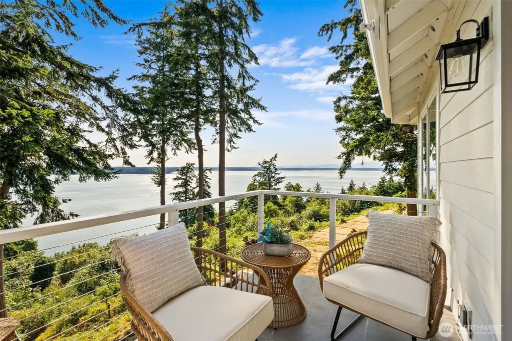 1108 7th Court Fox Island WA 98333
