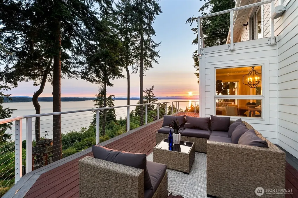 1108 7th Court Fox Island WA 98333