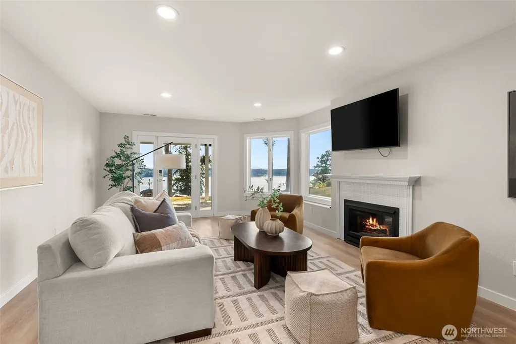 1108 7th Court Fox Island WA 98333