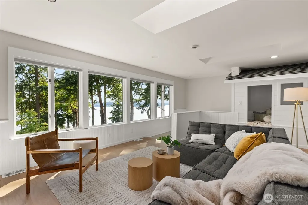 1108 7th Court Fox Island WA 98333
