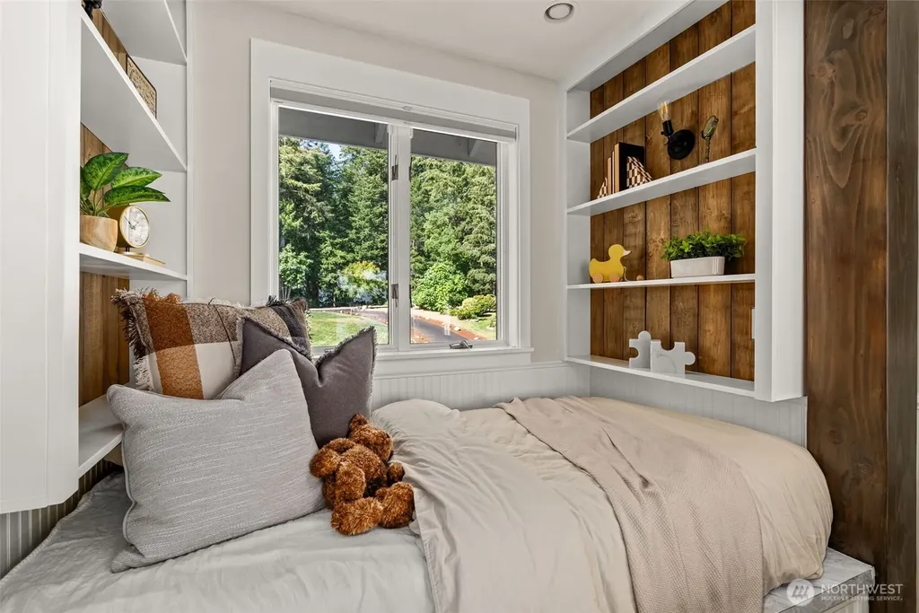 1108 7th Court Fox Island WA 98333