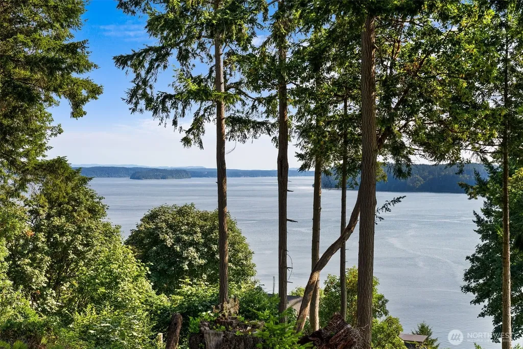 1108 7th Court Fox Island WA 98333