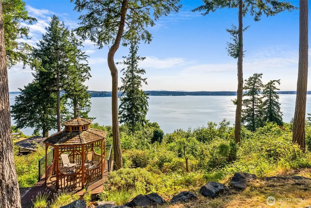 1108 7th Court Fox Island WA 98333