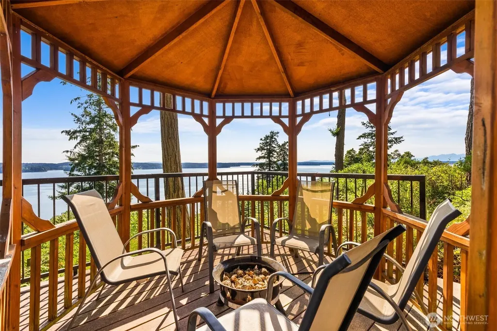 1108 7th Court Fox Island WA 98333