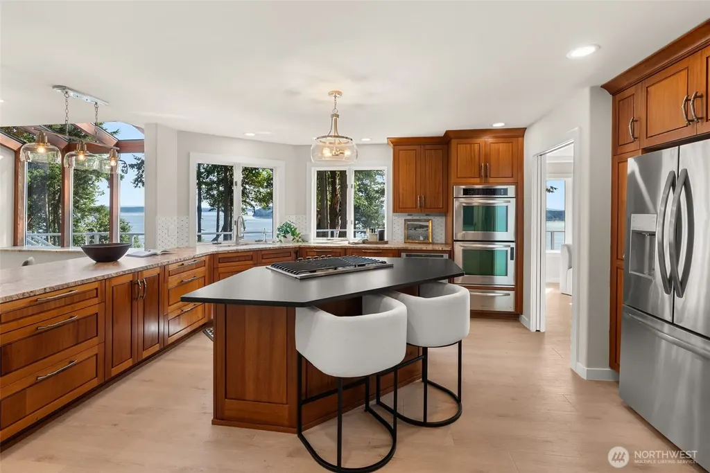 1108 7th Court Fox Island WA 98333