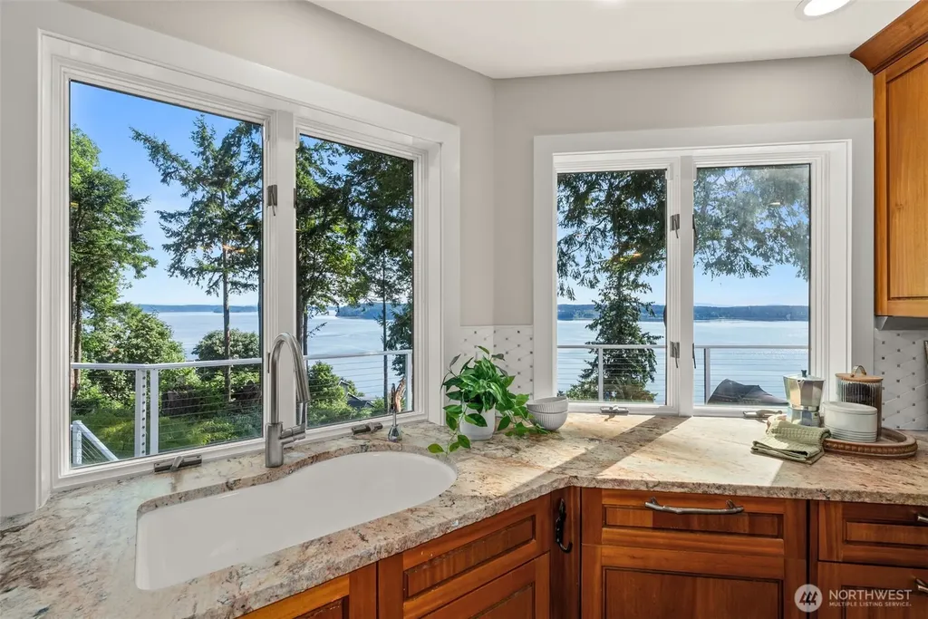 1108 7th Court Fox Island WA 98333
