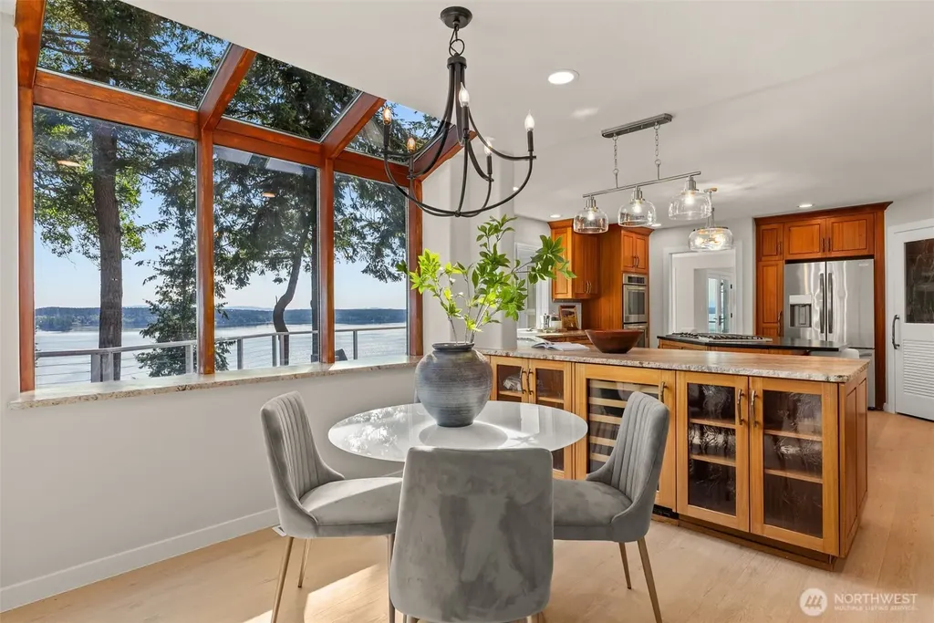 1108 7th Court Fox Island WA 98333
