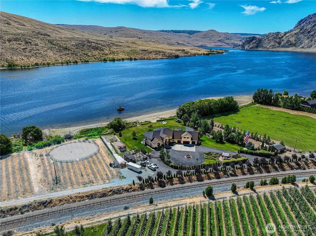 30 Stennes Point Road Pateros WA 98846