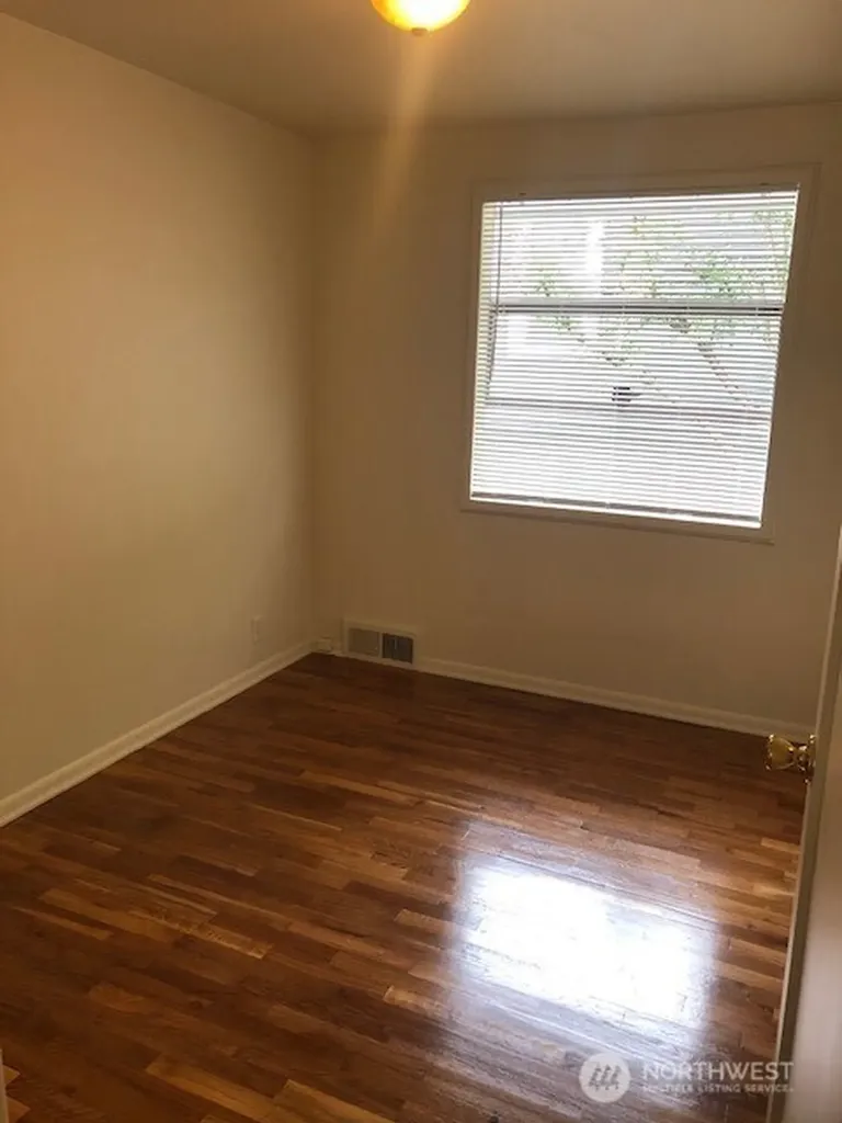 5518 25th Avenue NE Seattle WA 98105