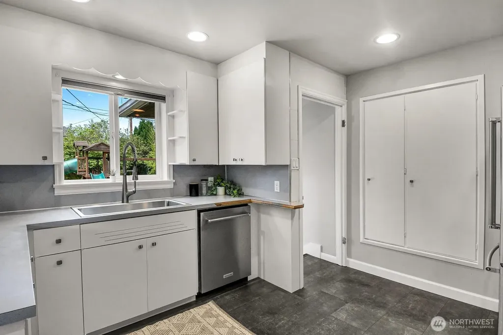 2010 Virginia Avenue Everett WA 98201
