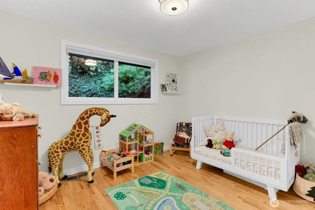 5625 SW Teig Place Seattle WA 98116