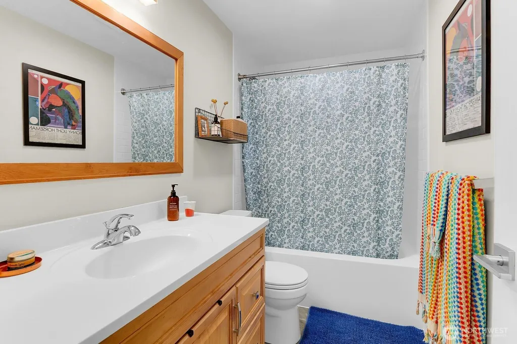 5625 SW Teig Place Seattle WA 98116