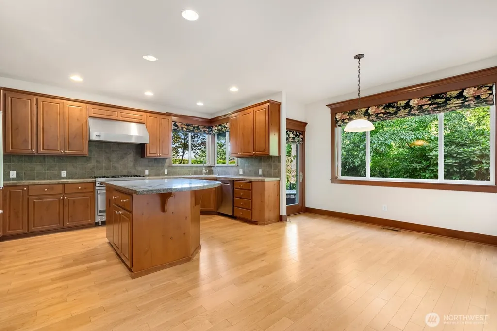 23431 NE 10th Place Sammamish WA 98074