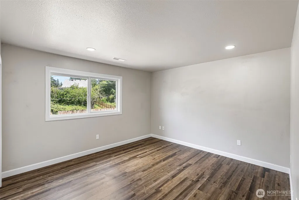 1424 West Avenue Port Orchard WA 98366