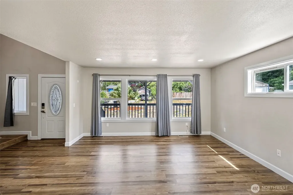 1424 West Avenue Port Orchard WA 98366