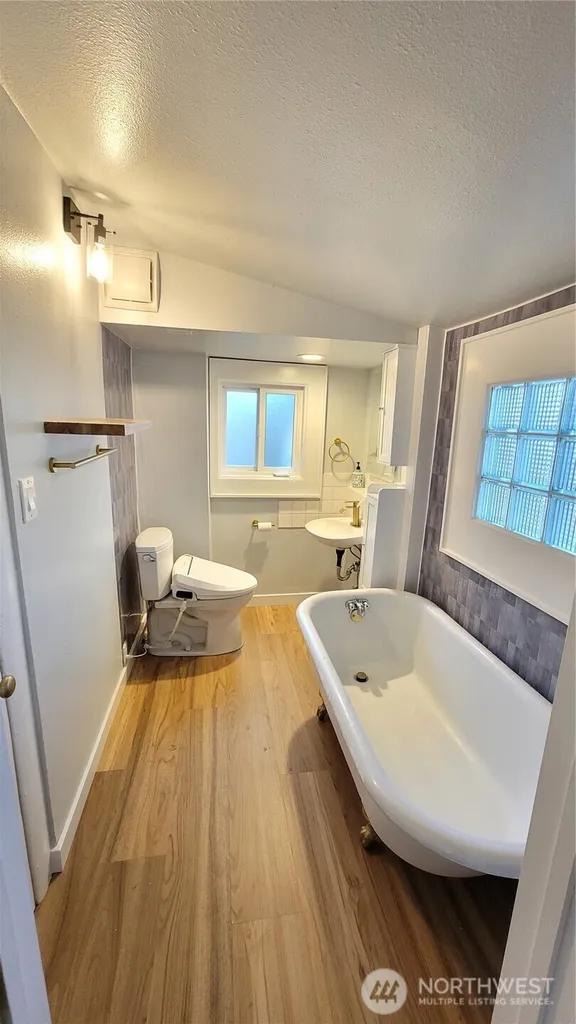 5621 Brooklyn Avenue NE Seattle WA 98105