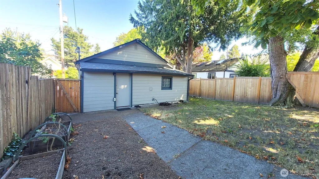 5621 Brooklyn Avenue NE Seattle WA 98105
